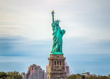 Bảo hiểm du lịch Mỹ Liberty giúp chủ động kiểm soát rủi ro tài chính trong các tình huống y tế khẩn cấp, gián đoạn hành trình và thất lạc hành lý. Quyền lợi được thiết kế theo nhiều chương trình bảo hiểm, phù hợp với khách đi Hoa Kỳ ngắn hạn. Biểu phí áp dụng theo vùng Toàn Cầu và thời gian chuyến đi.